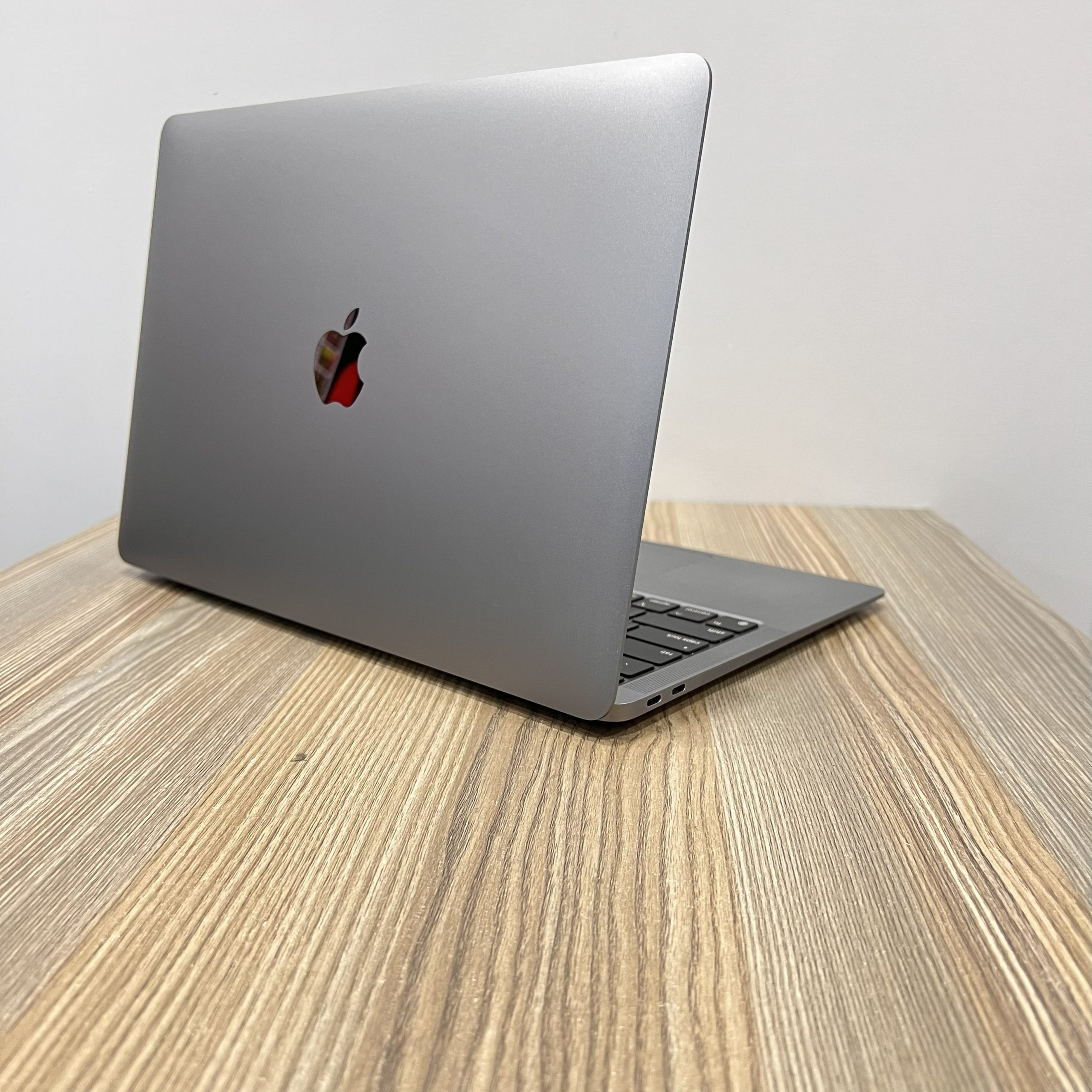 APPLE MACBOOK AIR A2337|M1 CHIP 8-CORE| 8GB RAM |256GB SSD |13.3 INCH RETINA DISPLAY| TOUCH ID|SPACE GREY - Image 7