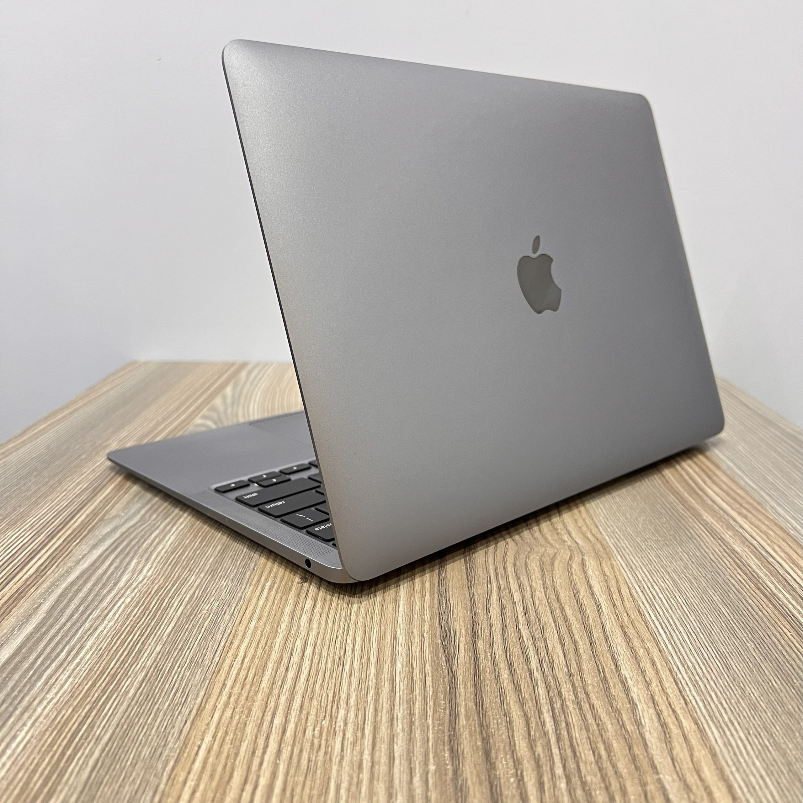 APPLE MACBOOK AIR A2337|M1 CHIP 8-CORE| 8GB RAM |256GB SSD |13.3 INCH RETINA DISPLAY| TOUCH ID|SPACE GREY - Image 4